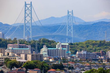 Askı köprüsü genişleyen banliyö ve apartman blokları üzerinde yükseliyor