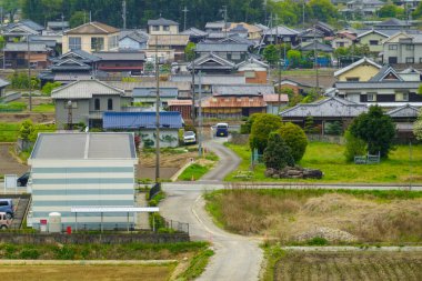 Kırsal Japonya 'da küçük bir köye giden köy yolu.
