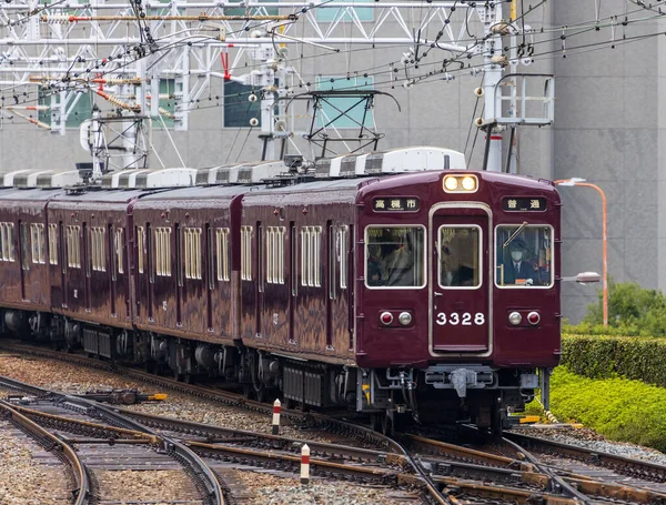 Οσάκα, Ιαπωνία - 26 Μαρτίου 2022: αμαξοστοιχία Hankyu πλησιάζει διασταύρωση στο σταθμό Umeda — Φωτογραφία Αρχείου