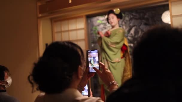 Kobe, Japonya - 26 Mart 2022: Seyirci kapalı alanda cep telefonuyla geyşa gösterisinin fotoğrafını çeker — Stok video