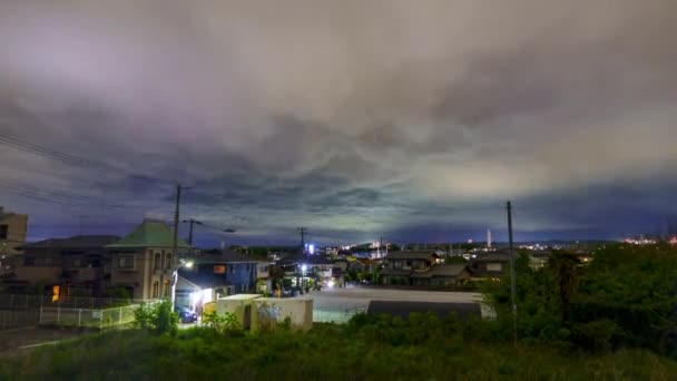 Clouds flow quickly over quiet suburban neighborhood at night — Vídeo de Stock