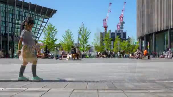 People walk and sit in outdoor public plaza timelapse — Vídeos de Stock