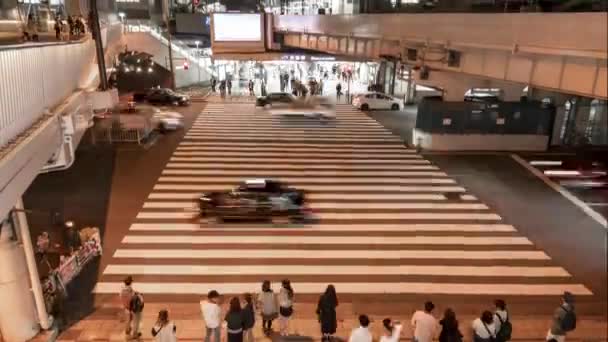 Osaka, Japonia: 1 maja 2022: Timelapse osób i samochodów przejeżdżających przed stacją JR Osaka w dzielnicy Umeda w nocy — Wideo stockowe