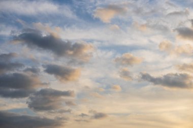 Gün batımına karşı kara bulutlar esiyor.