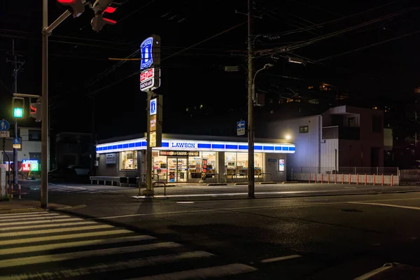 Asagiri, Japan - 28 april 2022: Lawsons närbutik utan kunder i tyst korsning på natten — Stockfoto