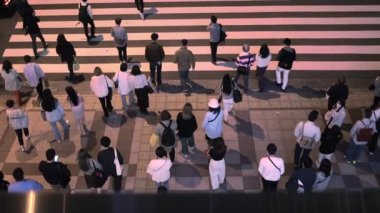 Gece ağır çekimde yaya geçidini geçen yaya geçitlerinin yukarıdan görünüşü