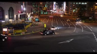 Osaka, Japonya - 1 Mayıs 2022: Umeda İstasyonu 'nun yanındaki yoğun kavşakta genellikle trafik açık
