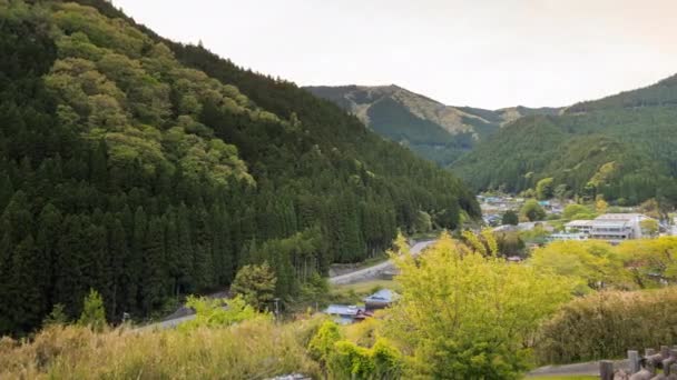 Dzień po nocy timelapse nad małą japońską wioską w górach — Wideo stockowe