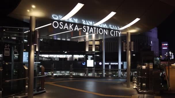 일본 오사카 - 2022 년 4 월 1 일: 야간에 오사카 역으로 들어가는 빈입구 위의 느린 팬 — 비디오