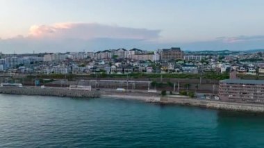 Japonya, Hyogo 'daki Asagiri İstasyonu yakınlarındaki Okurakaigan boyunca apartmanlar ve daireler. Yüksek kalite 4k hiper hız
