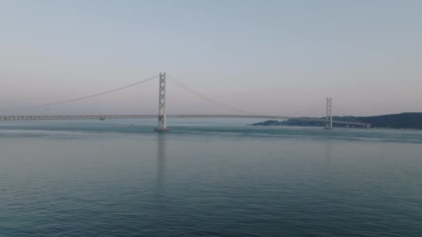 从低角度到高角度接近大桥 Mavic 3上的4K镜头 — 图库视频影像