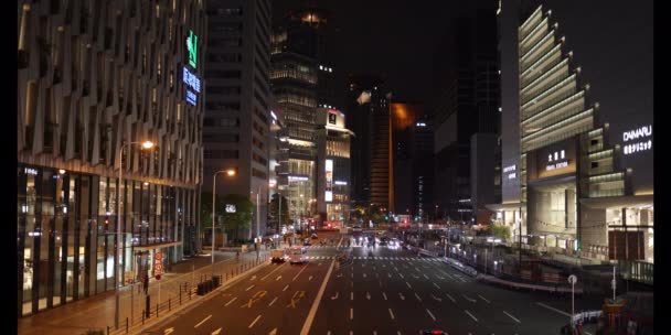 Los Peatones Distancia Cruzan Calle Tranquila Entre Estación Osaka Hanshin — Vídeos de Stock