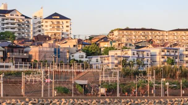 Sanyo Koleje Pociągi Zip Przez Rozległe Kompleksu Apartamentowego Jak Zachody — Wideo stockowe