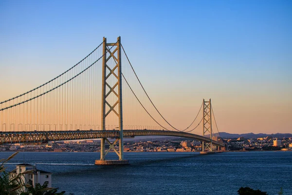 Gün batımında Awaji Adası 'nı anakaraya bağlayan Iconic Akashi köprüsü. Yüksek kalite fotoğraf