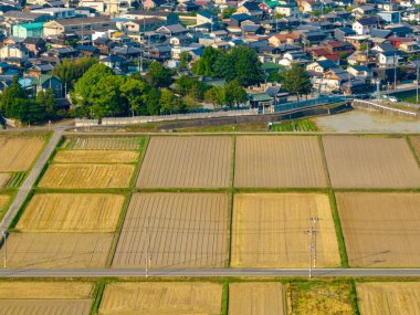 Şehrin kıyısındaki kuru tarlalardan geçen boş bir yolun havadan görünüşü. Yüksek kalite fotoğraf