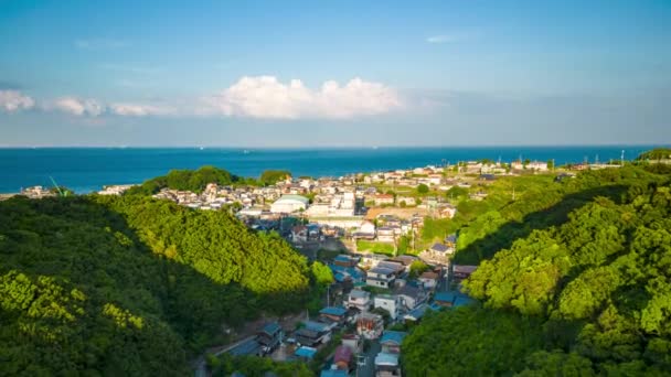 午後の太陽は谷の小さな海岸沿いの村に当たる 高品質4Kハイパーラプス — ストック動画