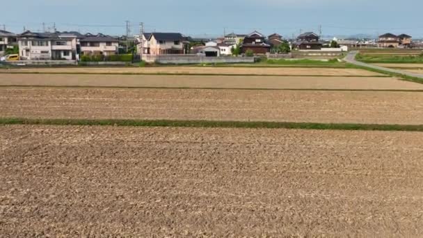 Luftaufnahme Von Trockenen Unbepflanzten Feldern Neben Wohnvierteln Hochwertiges Filmmaterial — Stockvideo