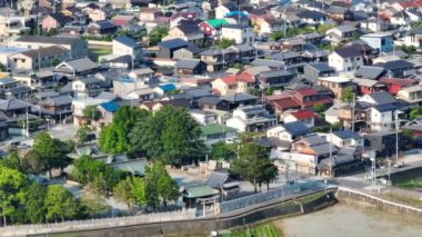 Yoğun yerleşim alanlarından kırsal kesimdeki ekilmemiş tarlalara geri çekiliyoruz. Yüksek kalite 4k görüntü
