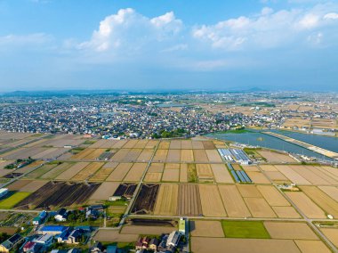 Kurumuş tarlaların üzerindeki bulutların havadan görünüşü. Yüksek kalite fotoğraf
