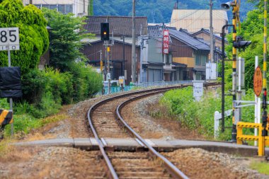 Tren rayları küçük Japon kasabasına doğru kıvrılıyor. Yüksek kalite fotoğraf