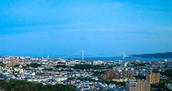 Mavi saatte asma köprüsü olan geniş şehrin hava manzarası. Yüksek kalite fotoğraf