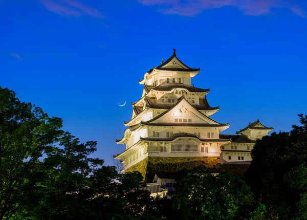 Himeji Kalesi 'nin üzerinde hilal ay ve mavi akşam gökyüzü. Yüksek kalite fotoğraf