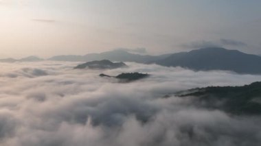 Gün doğumunda Takeda Kalesi 'nde yavaş hava desteği ve sisli dağ zirveleri. Yüksek kalite 4k görüntü