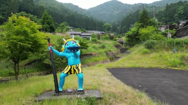 Lentamente Mossa Personaggio Blu Oni Verso Villaggio Montagna Giapponese Filmati — Video Stock