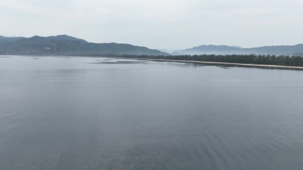 Lecąc Nisko Nad Wodą Wznosząc Się Ujawnić Amanohashidate Land Bridge — Wideo stockowe