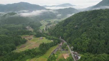 Sabah sisi sisli dağ köyünün üzerinden uçarken. Yüksek kalite 4k görüntü