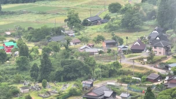 小さな日本の伝統的な山間の村の家の空中ビュー 高品質4K映像 — ストック動画