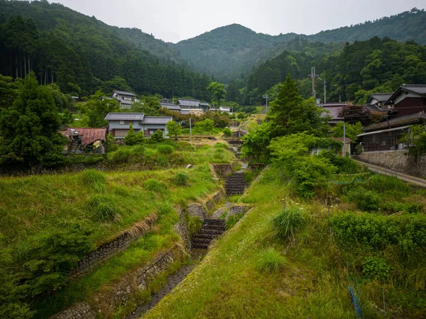 舗装された渓流は山の中の小さなコミュニティを通って実行されます 高品質の写真 — ストック写真