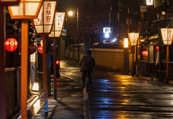 Rowerzysta Jeździ Ciemną Pustą Ulicą Deszczu Historycznej Japońskiej Dzielnicy Wysokiej — Zdjęcie stockowe