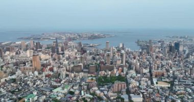 Sannomiya 'daki yüksek binaların, Kobe şehir merkezinin ve Port Island' ın havadan görüntüsü. Yüksek kalite 4k görüntü