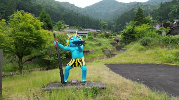 Stijgen Kantelen Blauwe Oni Demon Karakter Japanse Berg Stad Hoge — Stockvideo