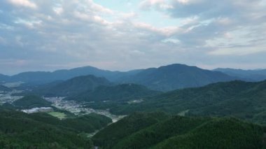 Bulutların altındaki dağlarda Japon köyünün yavaş tepsisi. Yüksek kalite 4k görüntü