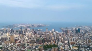 Feribot limandan ayrılırken, Kobe ve Sannomiya şehir merkezindeki yüksek katlı ofis binaları üzerinden hava-gece geçişi gerçekleşiyor. Yüksek kalite 4k görüntü