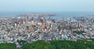Mt. Dağın üzerinde yavaş bir hava hareketi. Rokko, Kobe şehir merkezi ve Port Island 'a doğru gidiyor. Yüksek kalite 4k görüntü