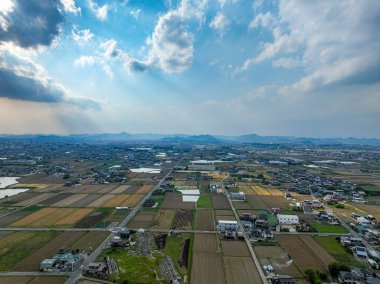 Kırsal tarım alanında dramatik bulutlar ve güneş ışınları parlıyor. Yüksek kalite fotoğraf