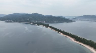 Sisli bir sabahta Amanohashidate kara köprüsü boyunca hava manzarası. Yüksek kalite 4k görüntü
