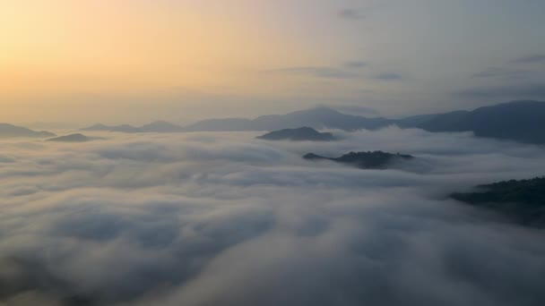 大田城堡遗址周围的山顶上 升起的晨曦笼罩着迷雾 高质量的4K镜头 — 图库视频影像