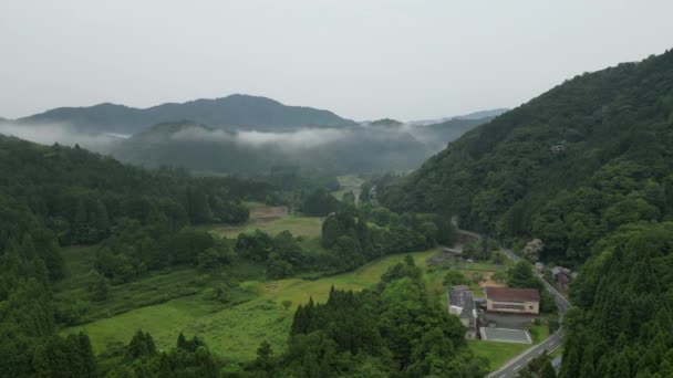 缓缓升起在蜿蜒的道路上 朝向雾蒙蒙的山景 高质量的4K镜头 — 图库视频影像