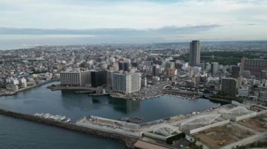 Merkezi Akashi kulesi binası ve genişleyen şehir manzarası üzerinde dönüyor. Yüksek kalite 4k görüntü