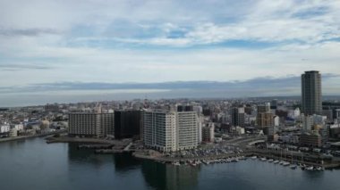 Akashi limanı ve şehir merkezi üzerinde yükselin. Yüksek kalite 4k görüntü