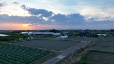 Yol boyunca yükselin ve gündoğumunda geleneksel Japon evi. Yüksek kalite 4k görüntü