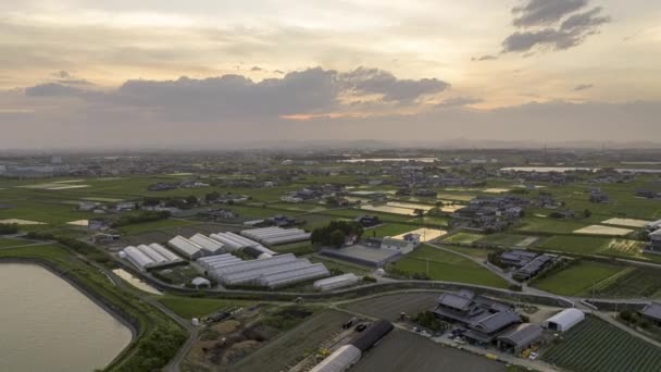 Flygtimelapse Sunset Reflekterar Vattenmagasineringsdammar Nära Traditionella Japanska Hus Lantbruksområdet Högkvalitativ — Stockvideo