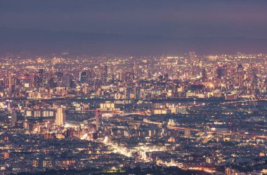 Geceleri Osaka şehir merkezindeki gökdelenlerin ve ofis binalarının ışıkları. Yüksek kalite fotoğraf