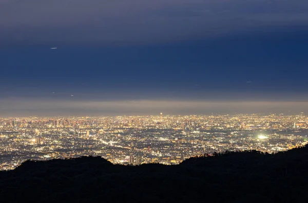 Montanha Escura Com Vista Para Cidade Noite Foto Alta Qualidade — Fotografia de Stock