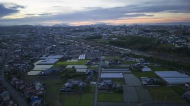 Şafakta asma köprüye doğru yayılan banliyöde zaman akışı var. Yüksek kalite 4k görüntü