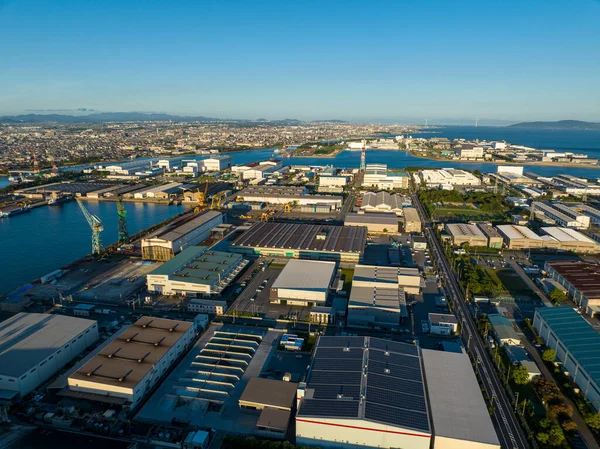 İnsan yapımı sanayi adasındaki büyük kargo depolarının havadan görüntüsü. Yüksek kalite fotoğraf